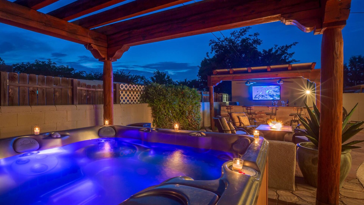 Uptown House | Uptown-No Cleaning Fee-Hot Tub-Putting Green-Firepit-Outdoor Kitchen