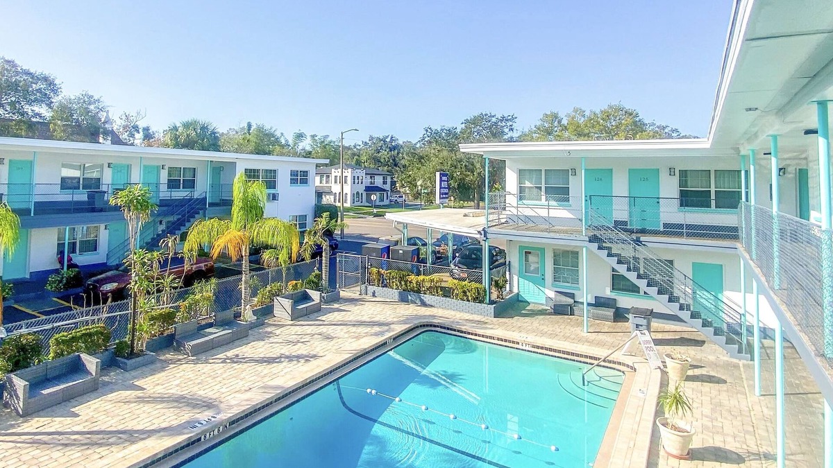 Crescent Lake Hotel | Uptown Suites