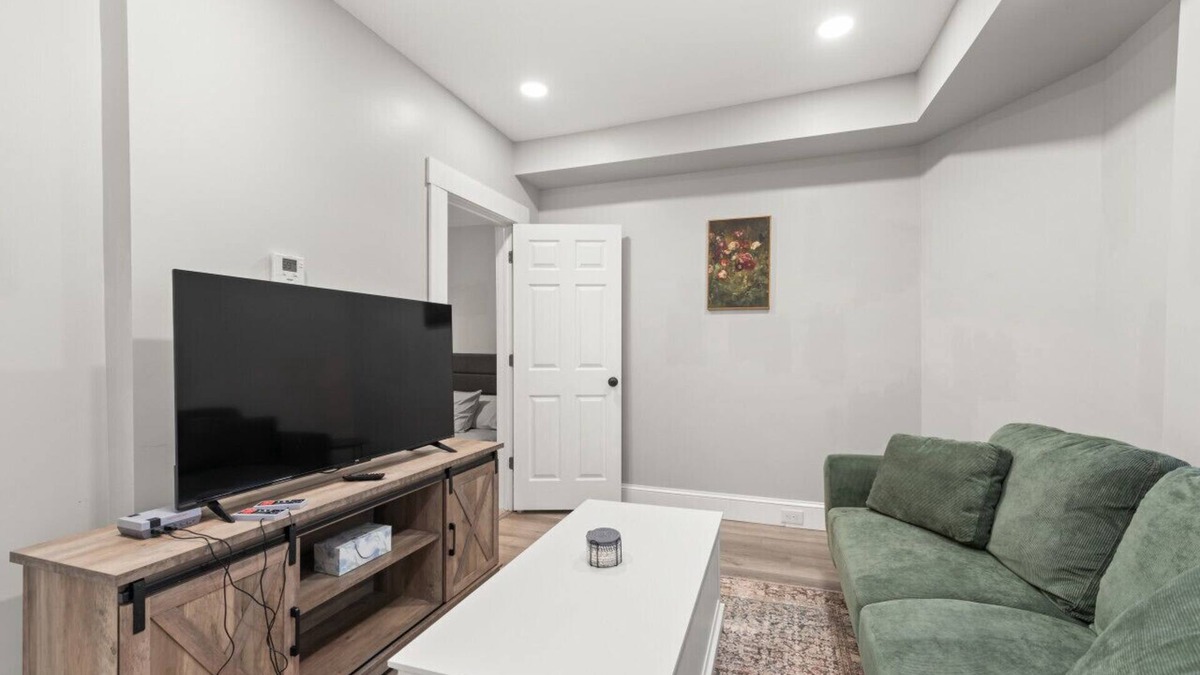 Detroit - Shoreway Apartment | Urban Art Escape in Gordon Sq. W/King Size Bed
