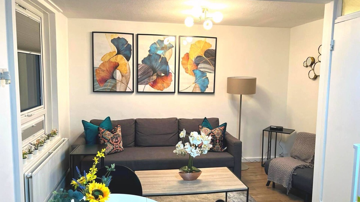 Tottenham Hale Apartment | Urban Chic 4Bedroom/2Bathroom Duplex Flat with FREE WIFI & Parking