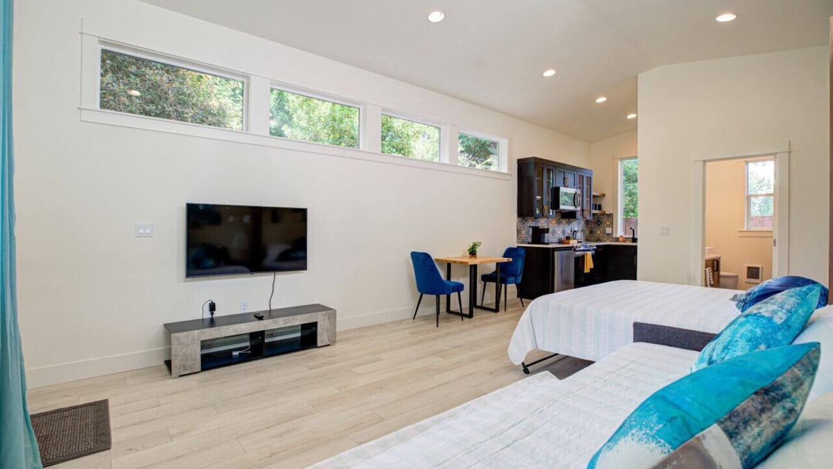 Hillsboro House | Urban-chic Studio Guesthouse in a quiet neighborhood - near Intel and Nike