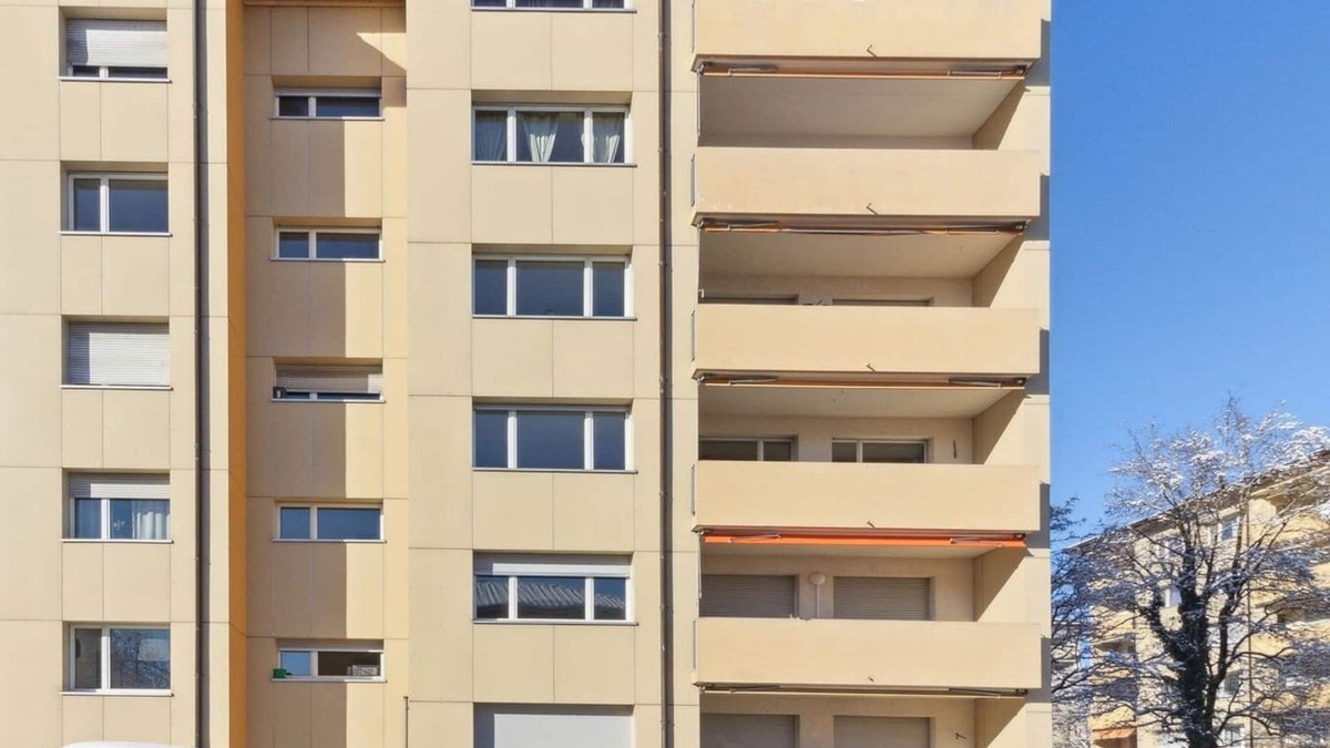 Uster District Apartment | Urban Comfort: 3 BR Practical Retreat