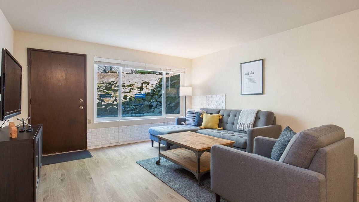 Old Ballard Condo | Urban Condo + Parking 2 Blocks to Ballard 6 Miles to Everything Seattle