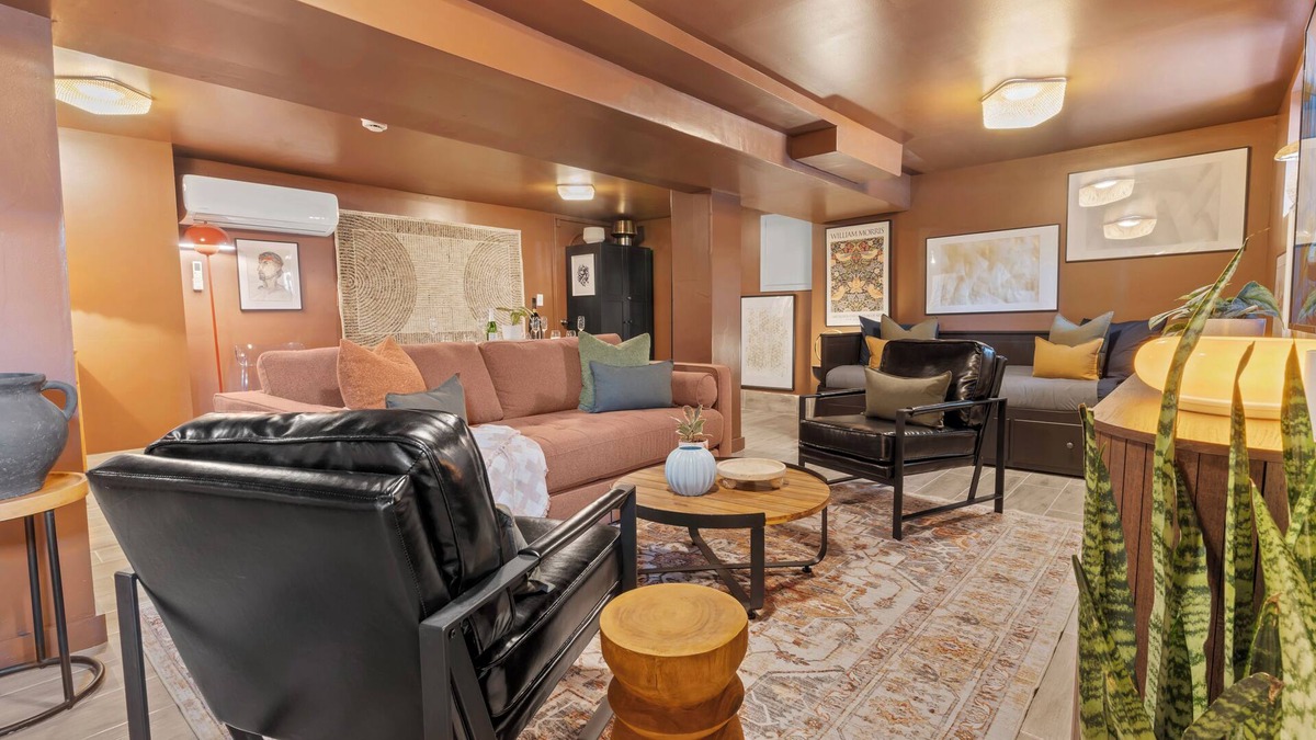 Constable Hook House | Urban Duplex Home w/Parking 20 mins from NYC, Times Square, Penn Station
