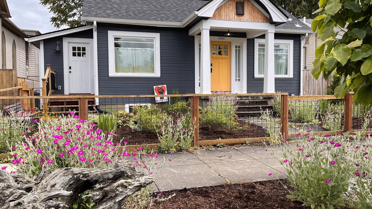Overlook House | Urban Fern Bungalow - steps to Food/Shops/Max