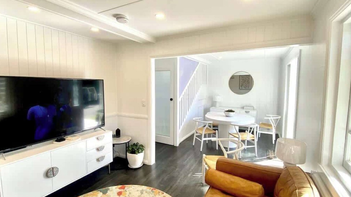 Newtown Apartment | Urban Getaway Apartment Ipswich perfect for work