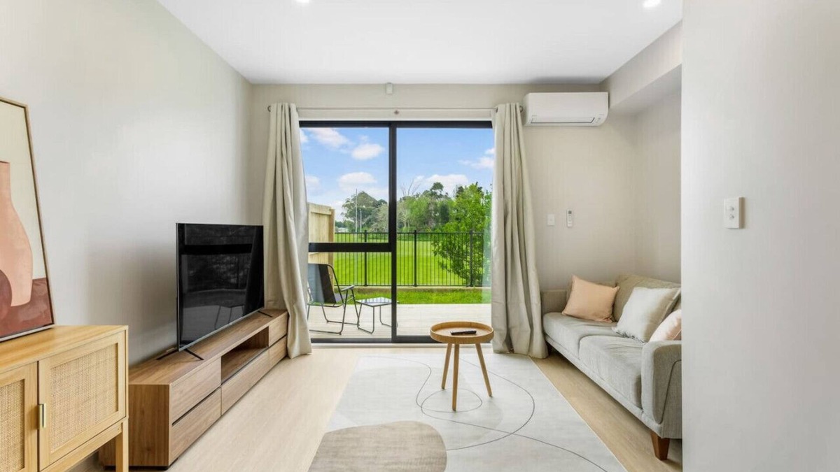 Otahuhu Apartment | Urban Glow Townhouse with parking