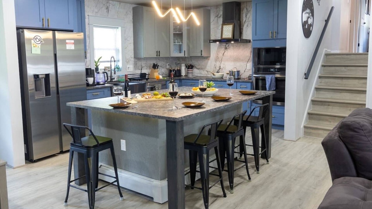 Centreville House | Urban Haven ~ 5* Location ~ King Bed ~ Workspaces!