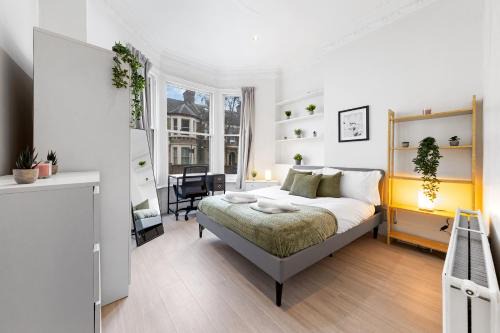 Ferndale Apartment | Urban Hideaway, Private Garden, 2 Mins to Station