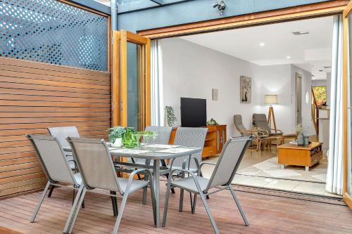 Mawson Lakes House | Urban Junction - Walk to Mawson Lakes Dining & Shops