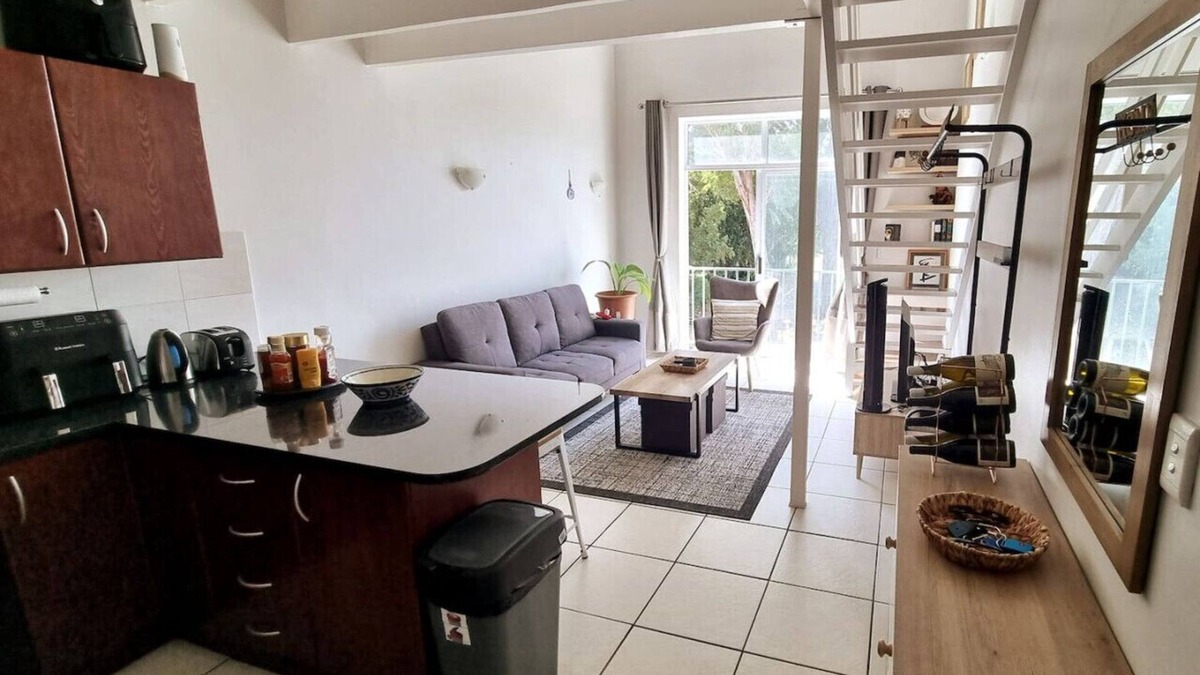 Plumstead Apartment | Urban Loft (Backup power for Wi-Fi)