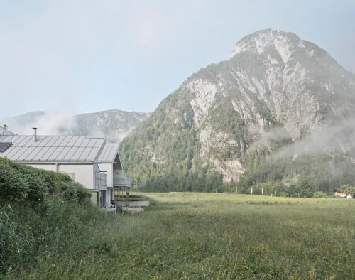 Maurach House | Urban Mountain Splitlevel with Lake View