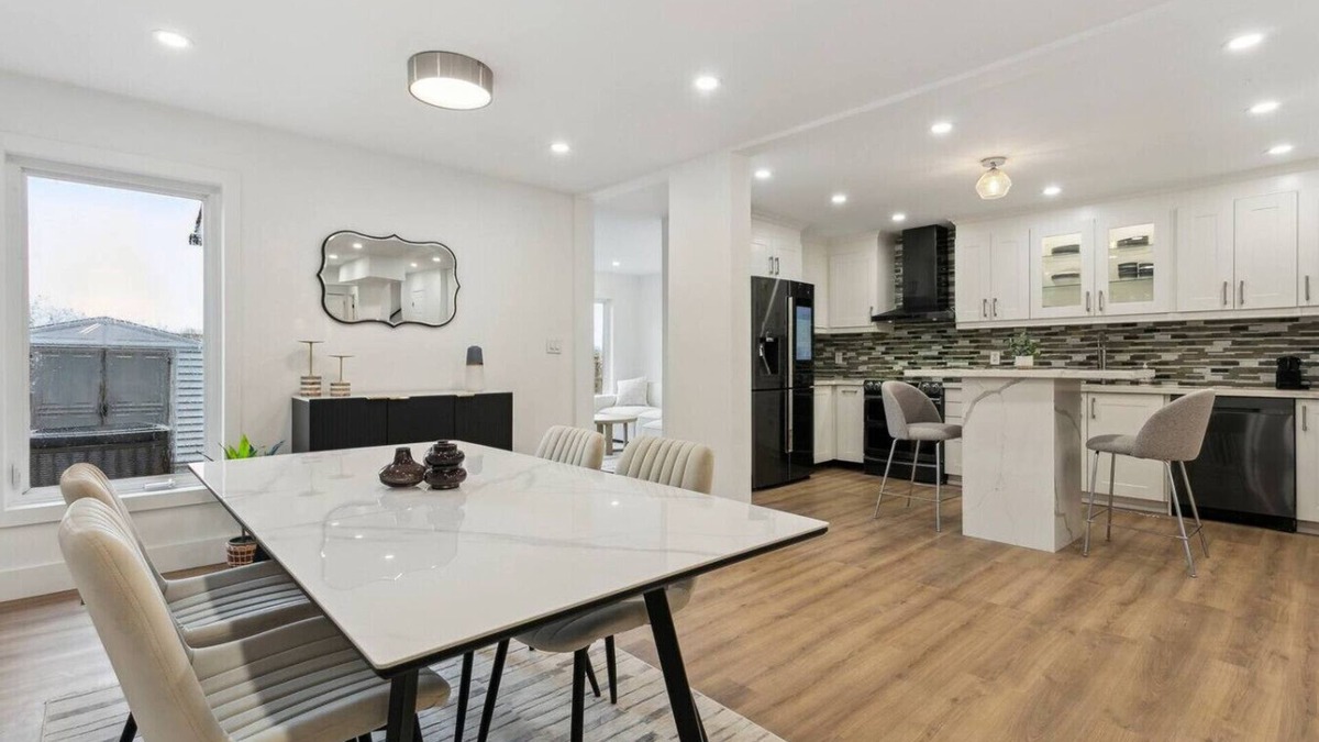 East Credit House | Urban Nest Home 4bed 4bath | Parking | Baby Crib
