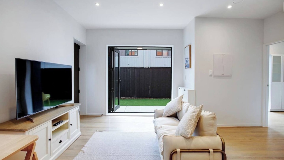 Greenlane - Ellerslie House | Urban Vogue Escape with Parking and Air-con