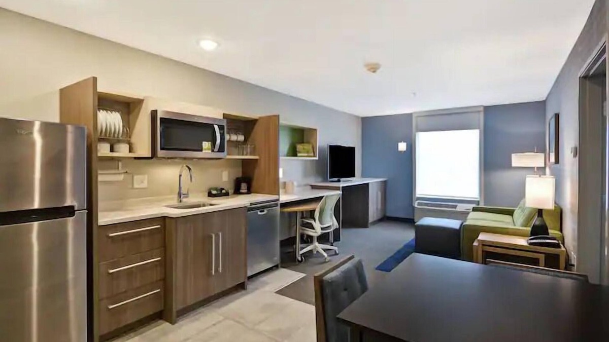 Alpine Center Hotel | Urban Oasis: 2 Pet-friendly Accommodation in Michigan. Onsite Pool, Breakfast!