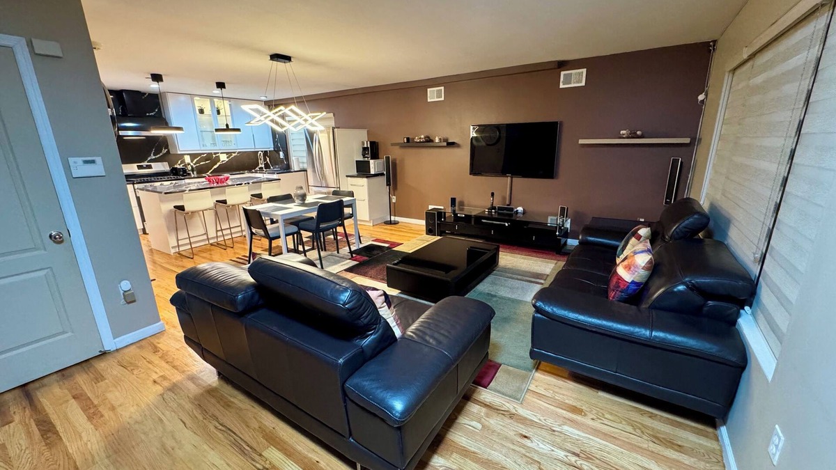 Mariners Harbor Apartment | Urban Oasis: A Modern 2-Bedroom Apartment in Staten Island with WiFi, AC & More.