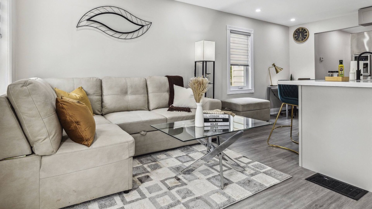 Lakeview House | Urban Oasis: Cozy 3B/1B + Office, 5G, Kitchen, Parking with modern furnishings