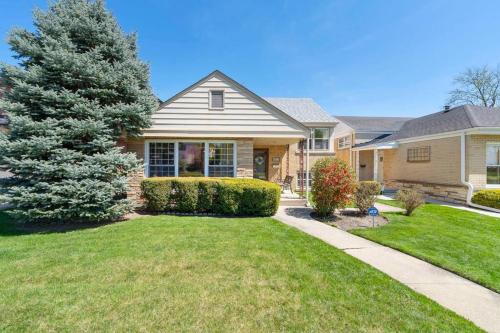 Skokie House | Urban Oasis - Kid Friendly - Quiet Street