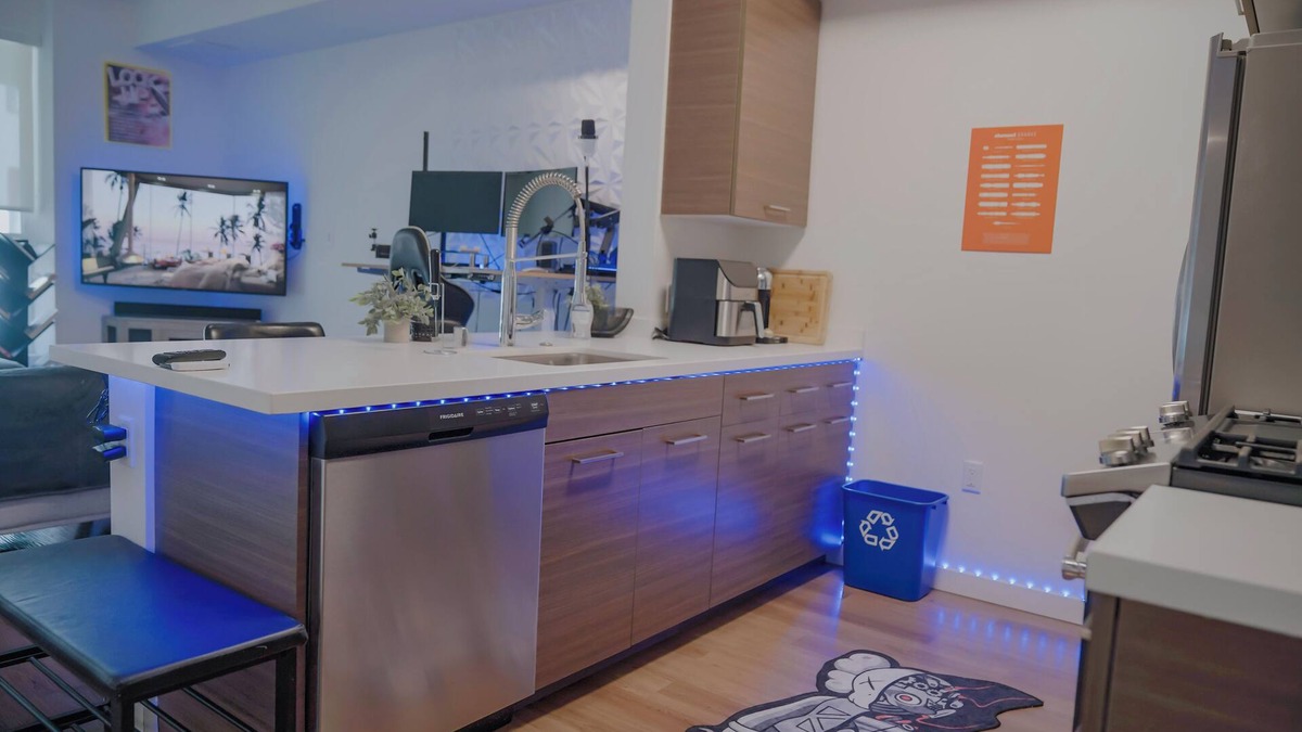 Glendale Apartment | Urban Oasis w/Outdoor Mall!