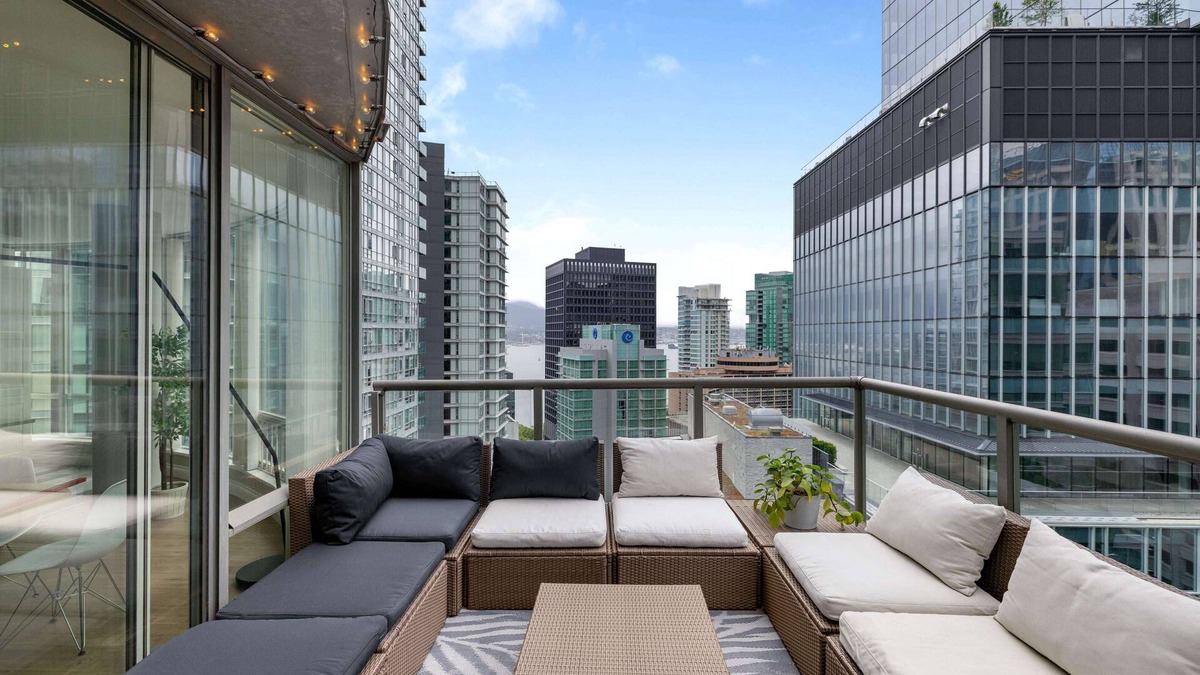 Coal Harbour Condo | Urban Outdoor Oasis in Coal Harbour