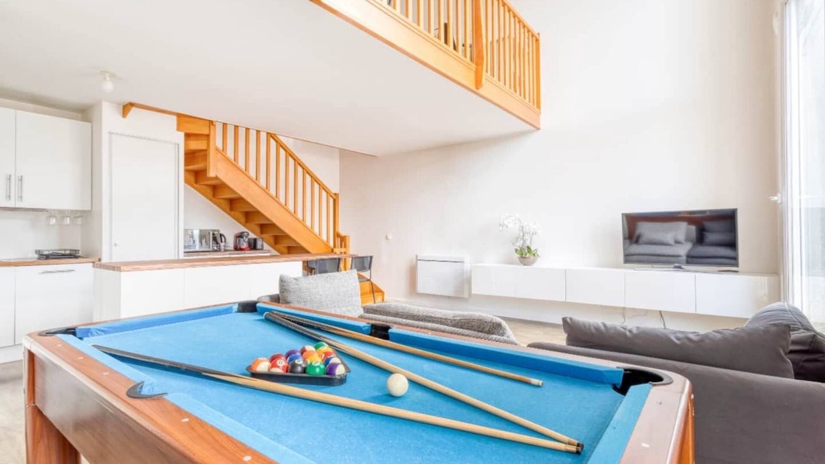 Corbeil-Essonnes Apartment | Urban Pool - Duplex avec billard et terrasse