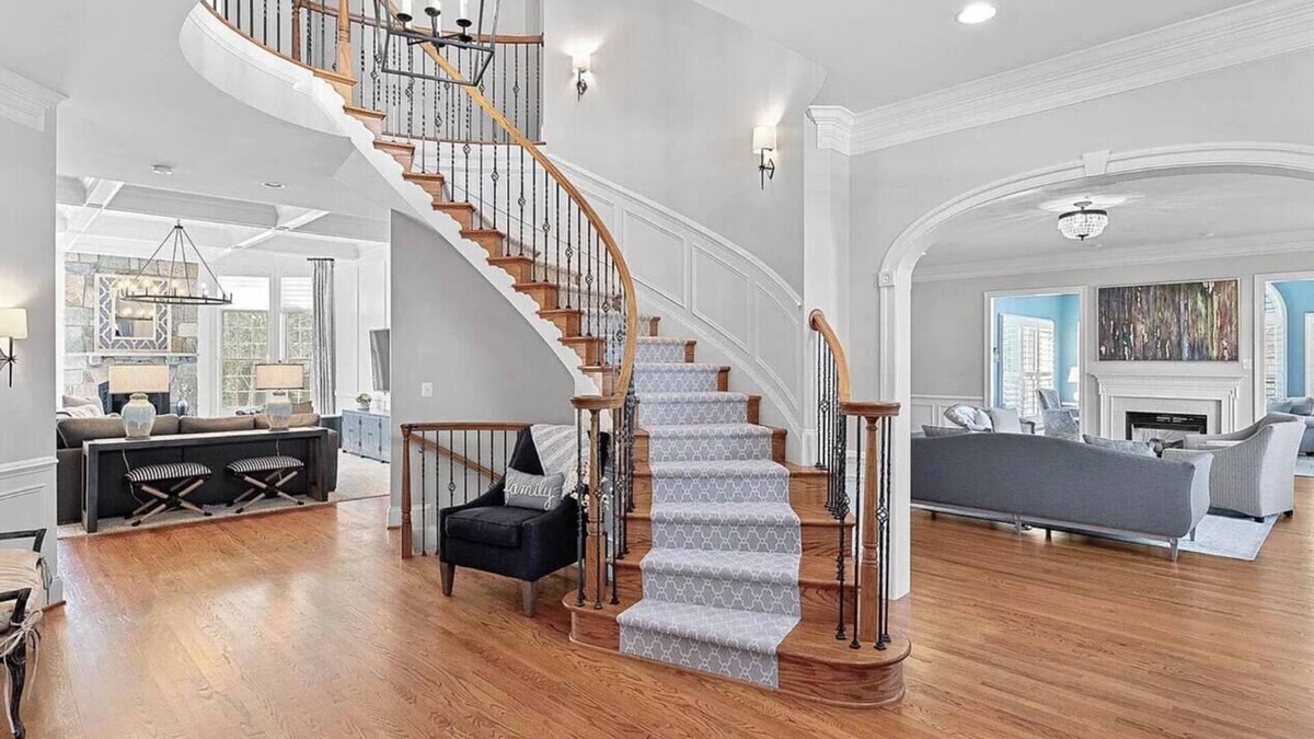 Brambleton House | Urban Retreat Luxurious and Spacious home 6BR/Movie Theatre/Gym