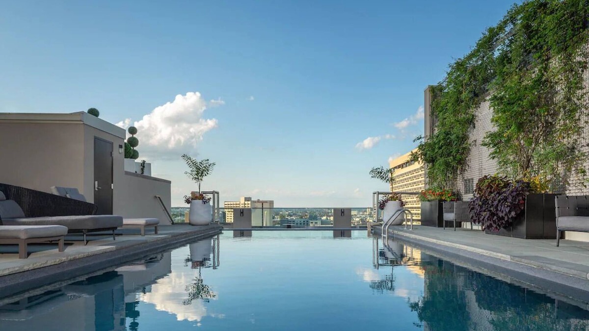 Logan Square Hotel | Urban Retreat Suite w/Kitchen, Balcony, and City Views | Near The Liberty Bell