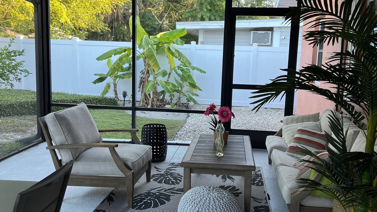 Bayou Oaks House | Urban Serenity among Mango Trees