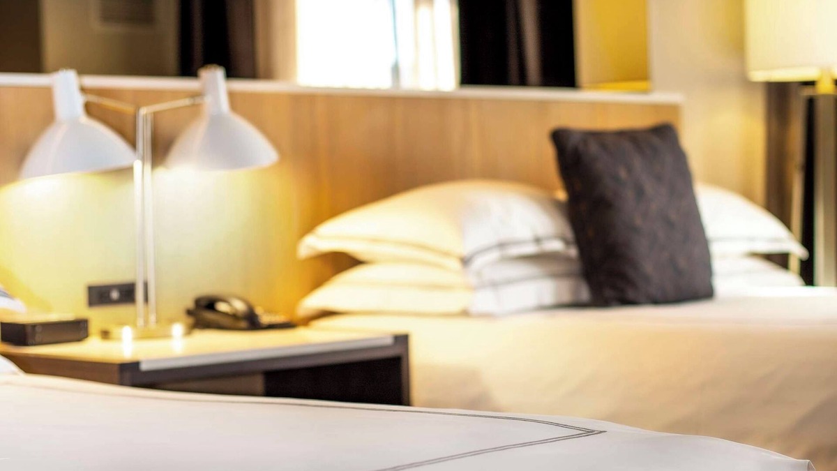 Midtown Toronto Hotel | Urban Sophistication: Spacious Rooms, Close to Arts Scene and Attractions