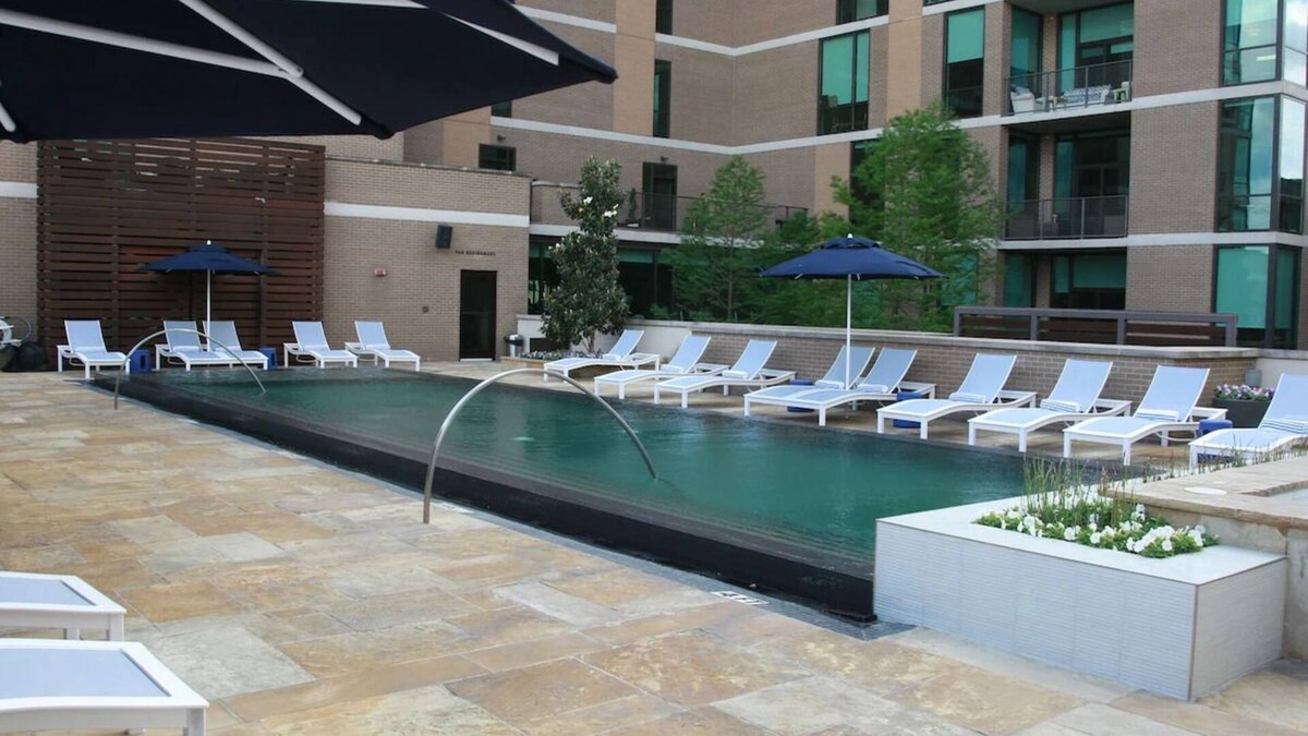 Glencoe Hotel | Urban Spa Haven: 4 Spacious Rooms with Pool, Steakhouse & Steps from Katy Trail