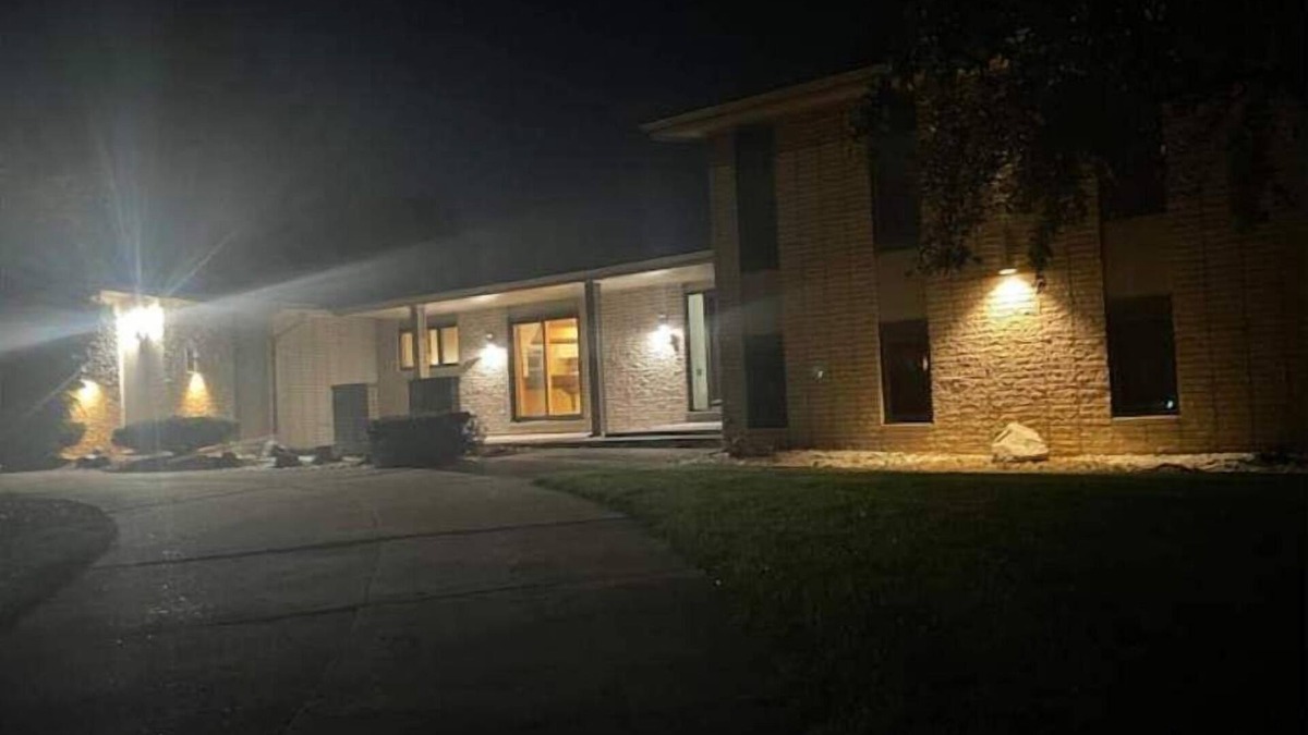 West Bloomfield House | Urban oasis-lake,beach,boat in city. Sleeps 8-12. 4B, 3.5Bath, 10 Car P Trails.