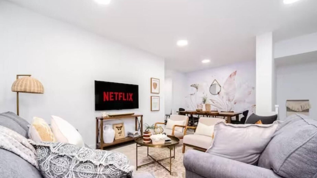 Southwest Edmonton House | Urban Utopia*Hot Tub*King Bed*BBQ*Sleeps 16*Garage