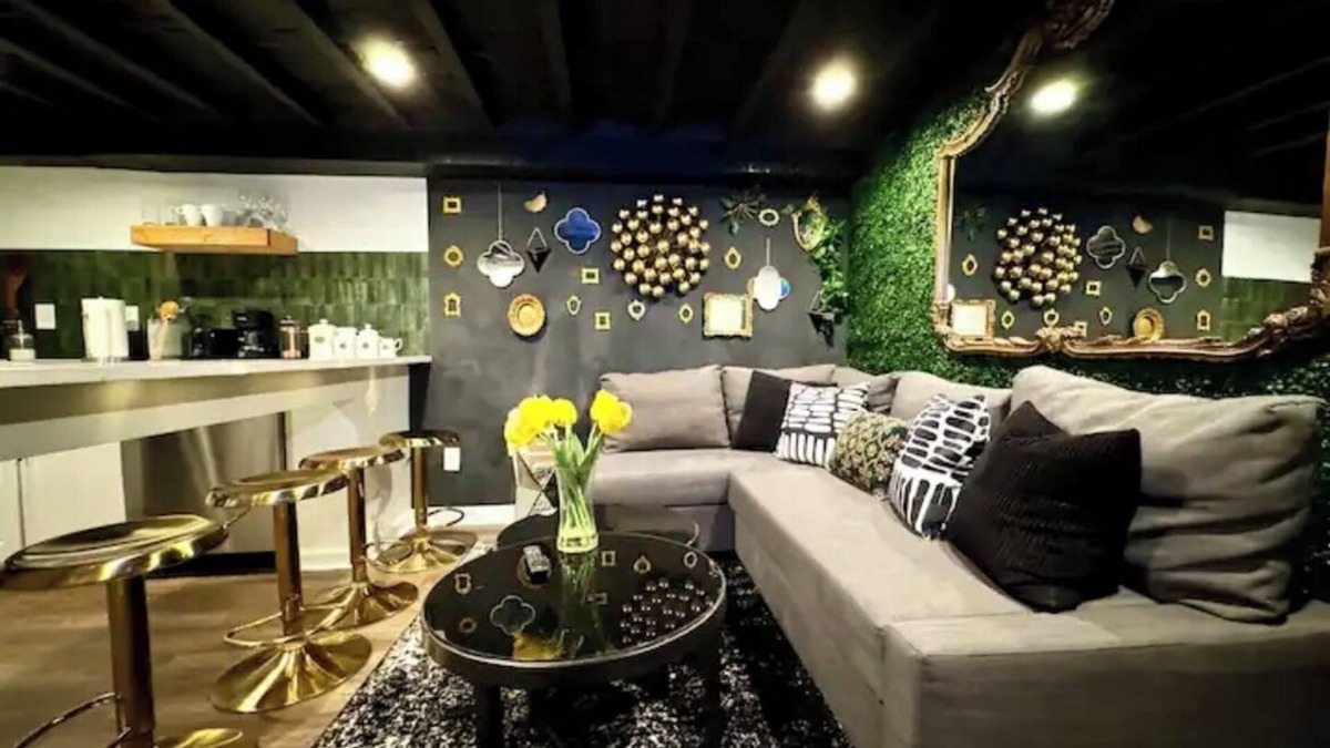 Downtown Baltimore Apartment | Urban Wonderland w/Hidden room! 3 Beds.Wine.Arcade