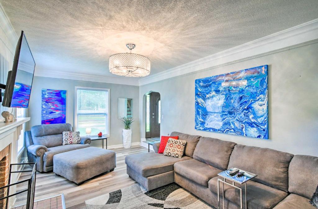 Urbandale House | Urbandale Oasis Game Room, Patio, Grill and More!