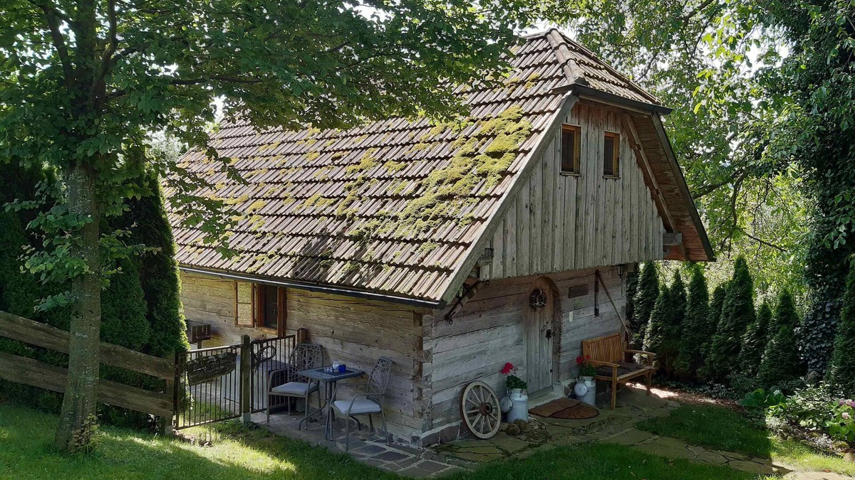 Sankt Peter in der Au Apartment | Uriges Holzhaus mit Kaminofen und Überdachtem Balkon im OG