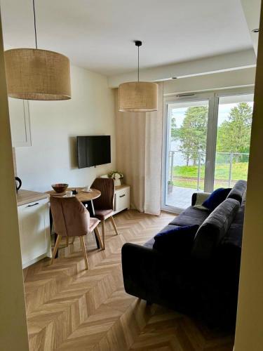 Augustow Apartment | Urokliwy Apartament z dużym tarasem i widokiem na Jezioro Białe