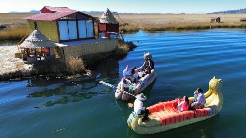 Puno Cabin | Uros Aruma Uro Lodge