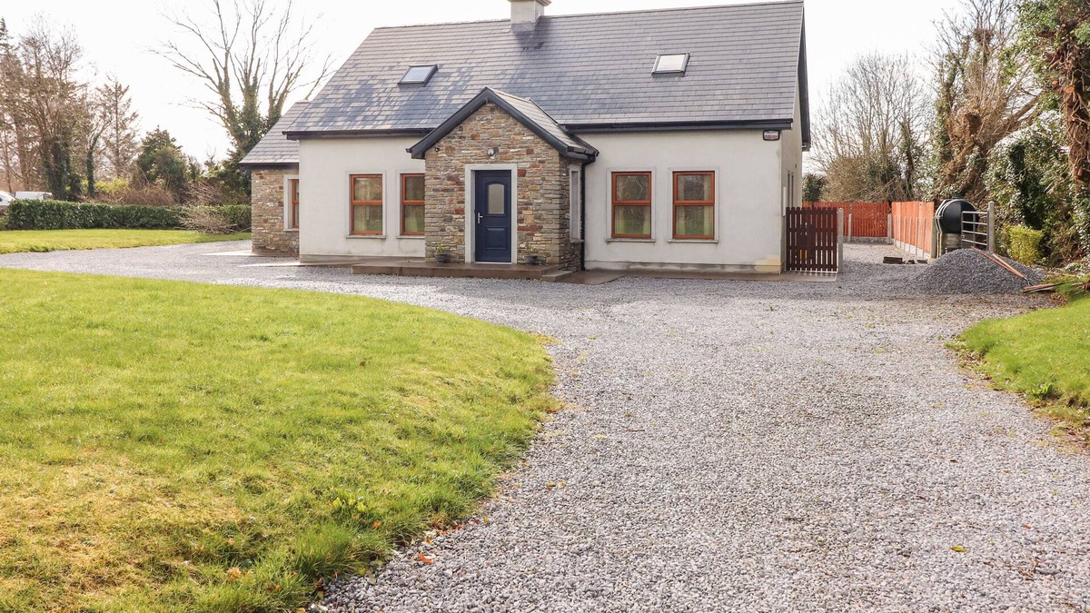 Killarney Cottage | URROHOGAL COTTAGE, family friendly in Farranfore, County Kerry