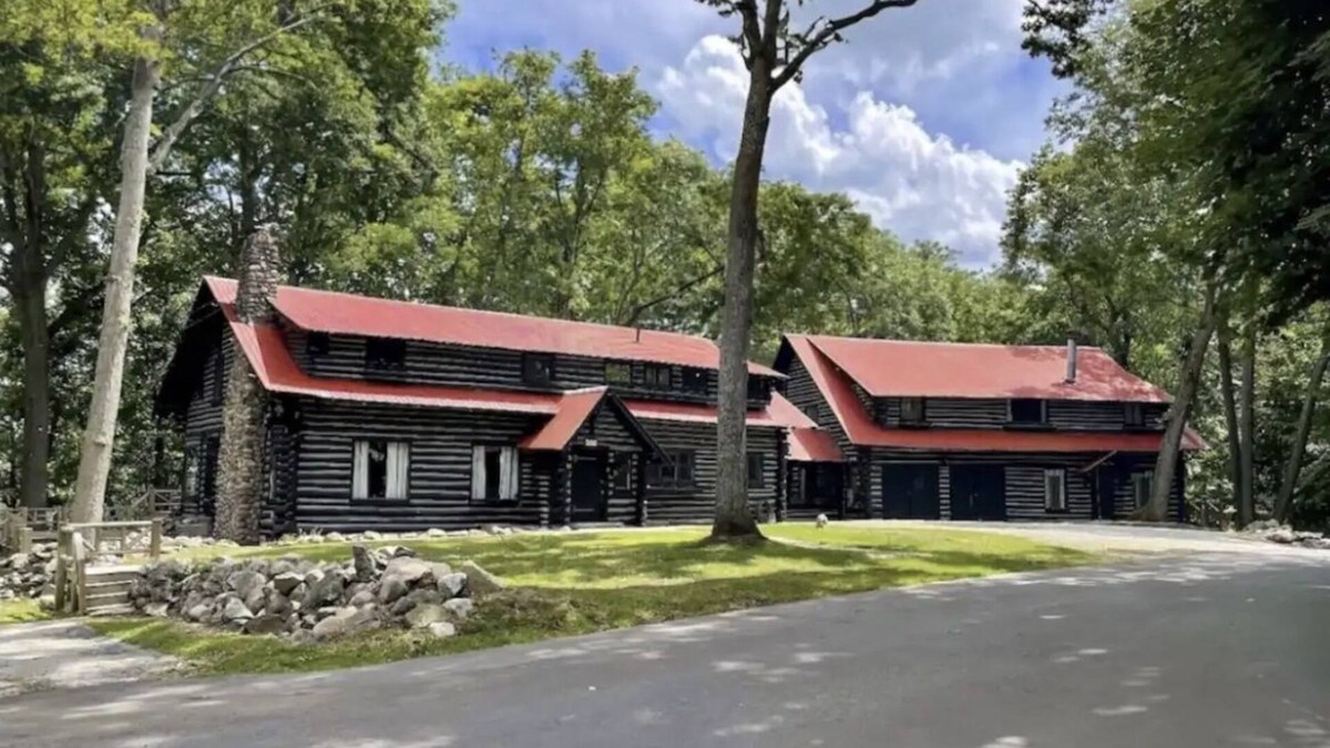 Drayton Plains House | The little Log Lodge
