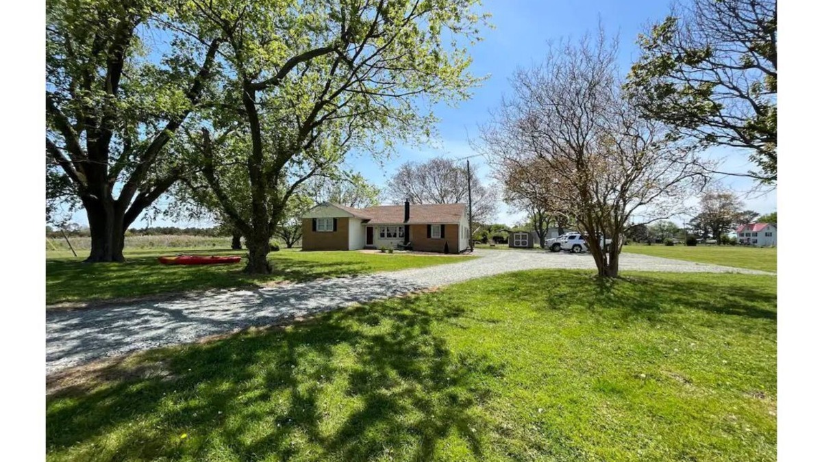 Deal Island House | Quaint Island Getaway