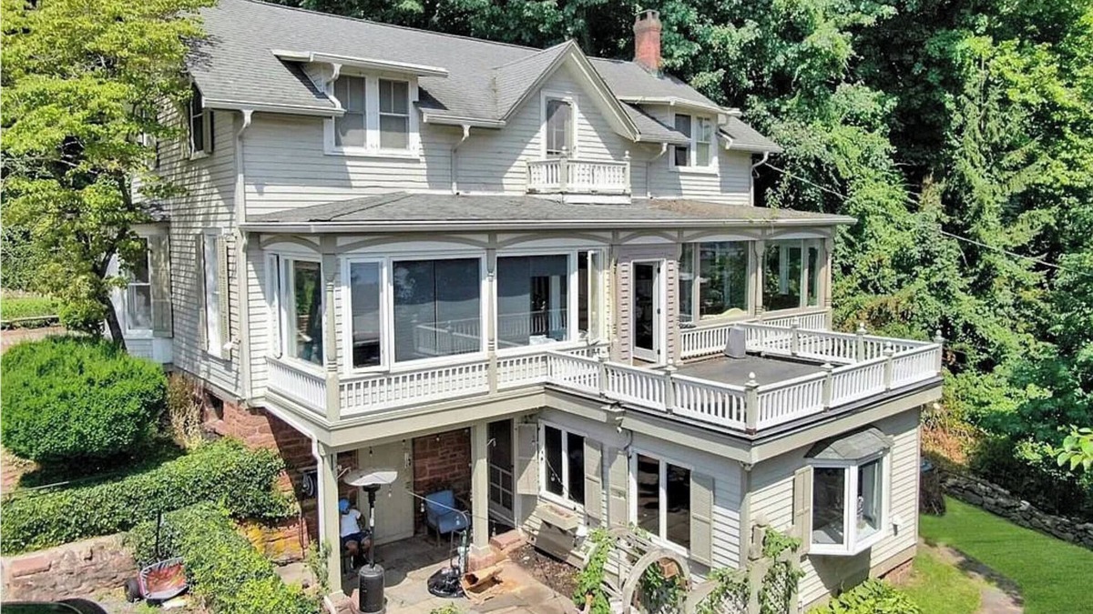 Nyack House | US OPEN "The Stable" A Charming 3-bedroom house in Nyack with a TENNIS COURT