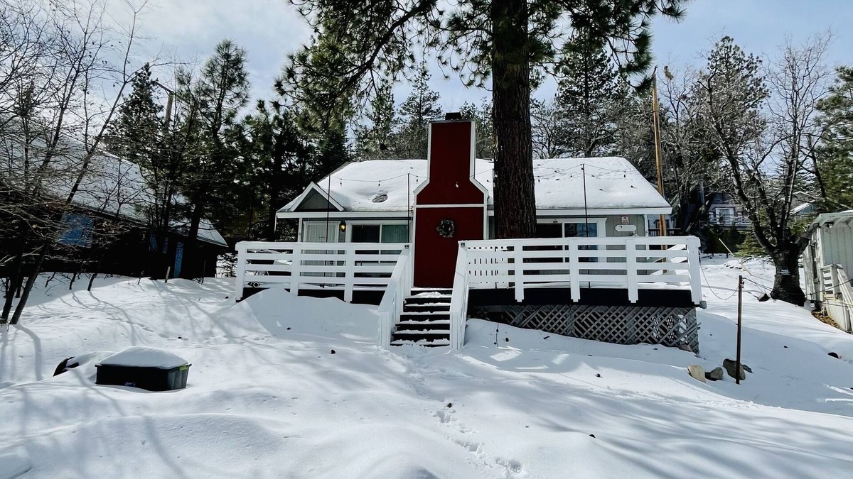 Arrowbear Lake Cabin | Cheerful 2-bedroom cabin with indoor fireplace