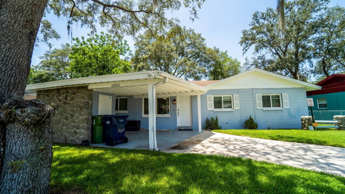 University House | USF Hideaway – Steps from USF & Moffitt, Pet-Friendly 3BR Home with Backyard
