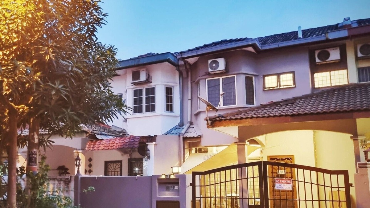 Subang Jaya House | USJ Paradise Home Staycation Away from Home - 5mins walk to LRT Station
