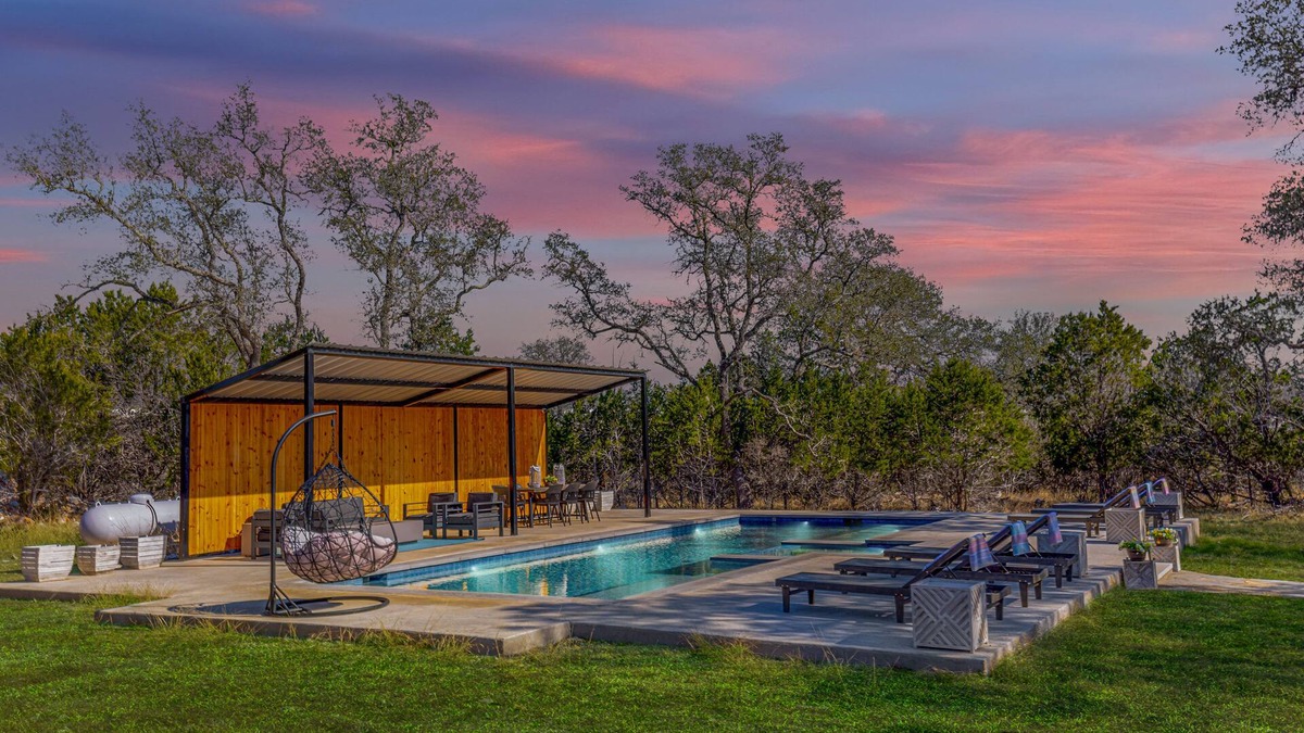 Dripping Springs House | UT Football Fave - Sleeps 18, Pool, Hot Tub