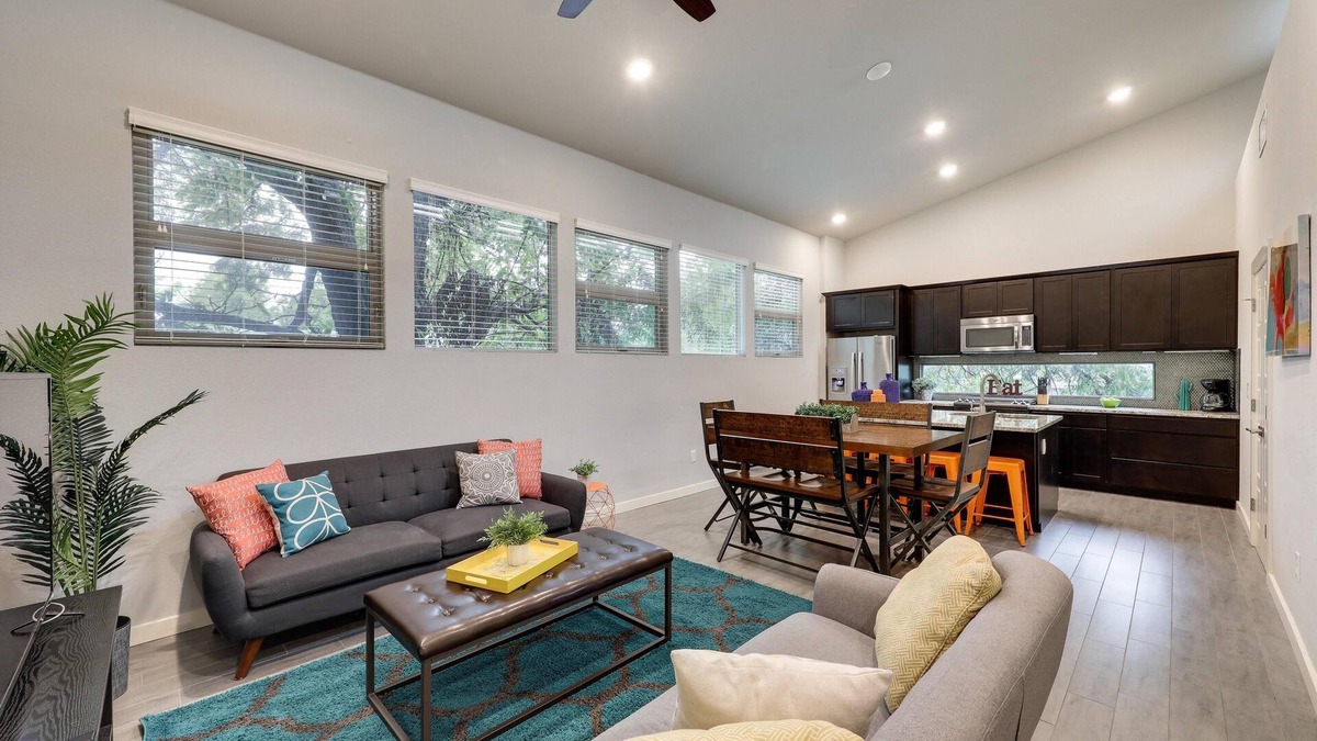 Govalle House | UT Football Fave - Mins to Downtown + Rainey St