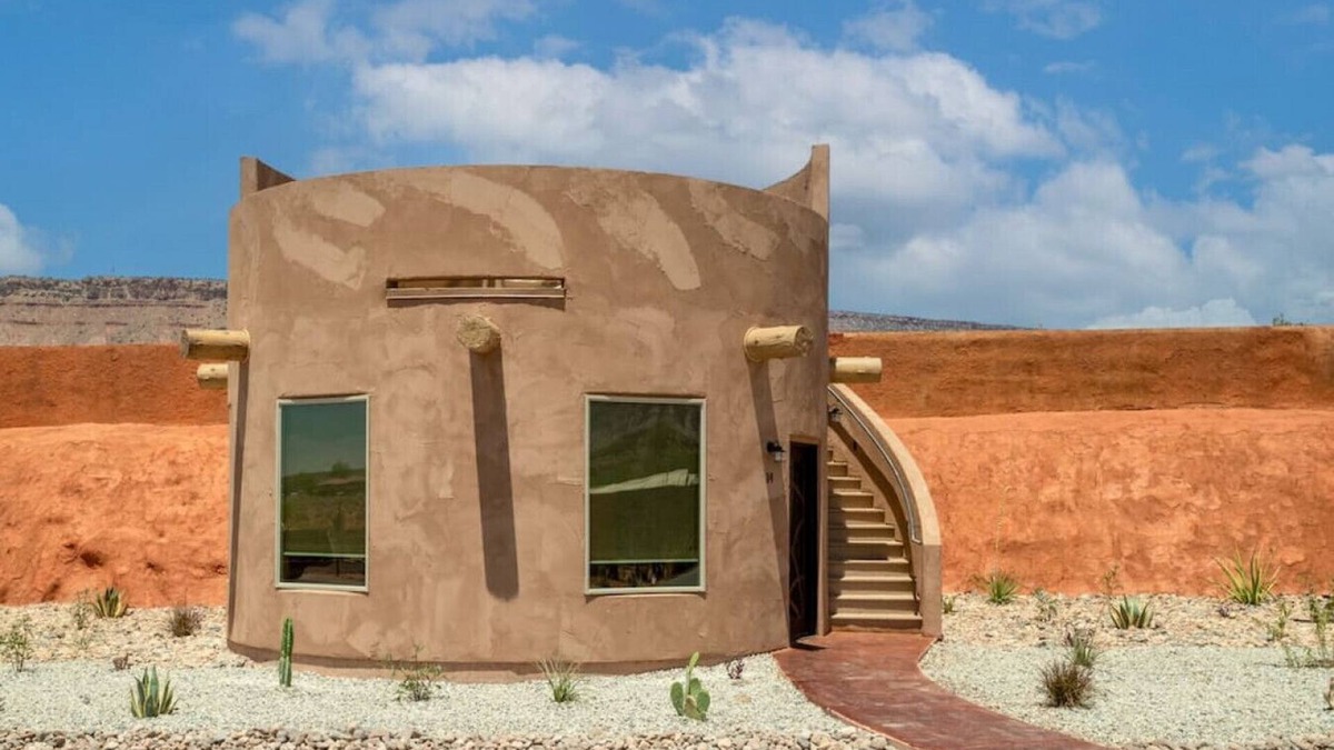 Virgin RV Rental | Ute Cliff Dwelling - 2QB W/Hot Tub and Roof Deck