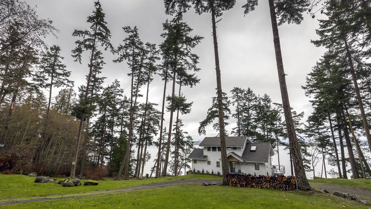 Friday Harbor House | Utter Seclusion on 600 Feet of Waterfront , Free WiFi