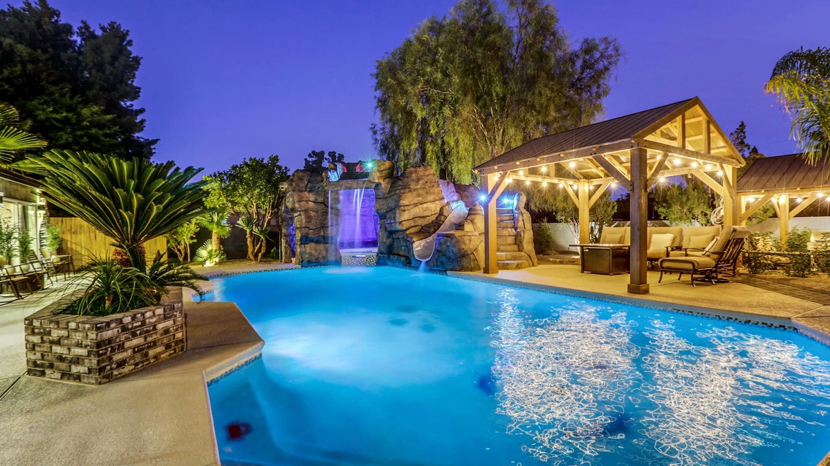 Las Vegas Villa | UU Modern-Traditional 8BD/8BA Villa, inner Karaoke Room. Sleeps 24!