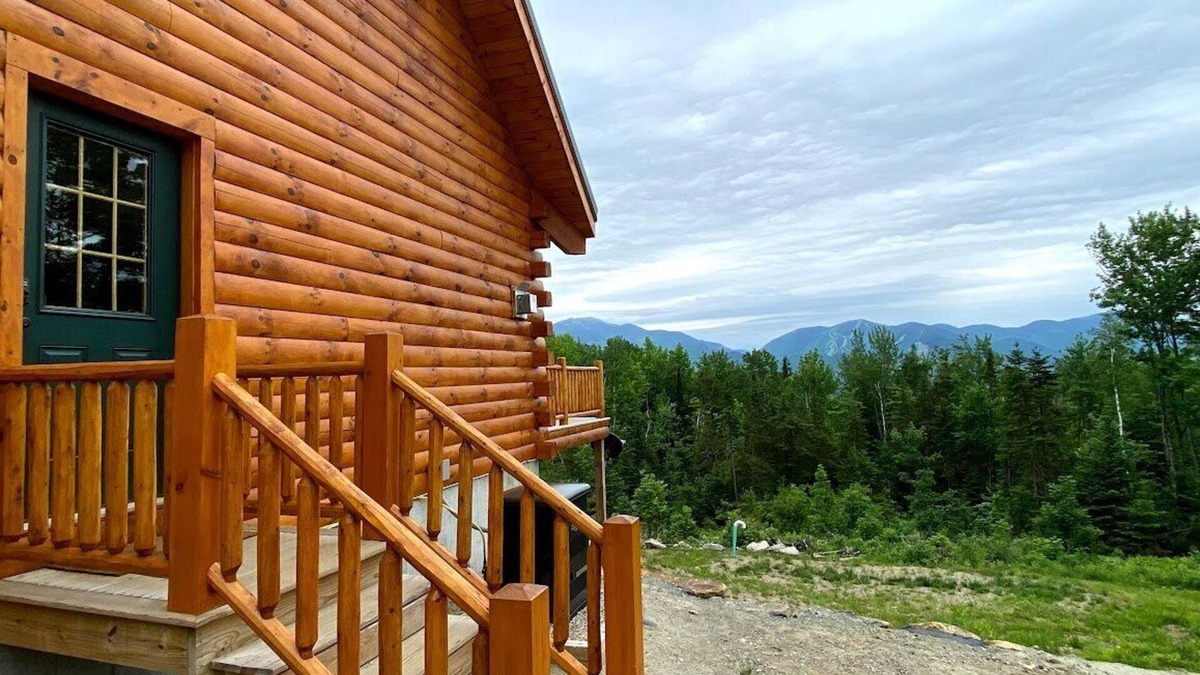 Bethlehem Cabin | UV Log home w/Cannon MT views! Minutes to attractions. Fireplace, Pool Table, AC, dog friendly!